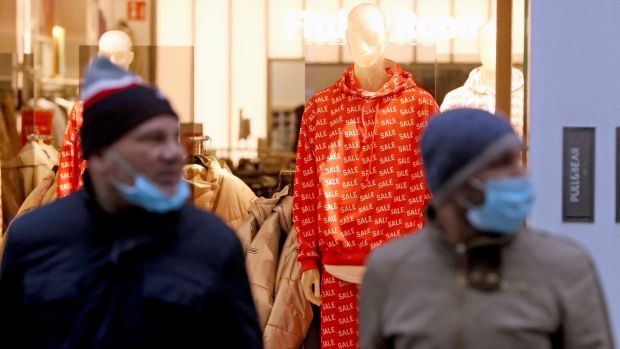 Deux hommes quittent une boutique sur Henry Street dans le centre-ville de Dublin. Photographie: Brian Lawless / PA Wire