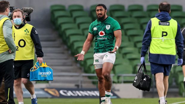 Bundee Aki quitte le terrain après avoir reçu un carton rouge. Photo: Billy Stickland / Inpho