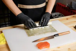planche à découper gravée accompagnée de ses couteaux