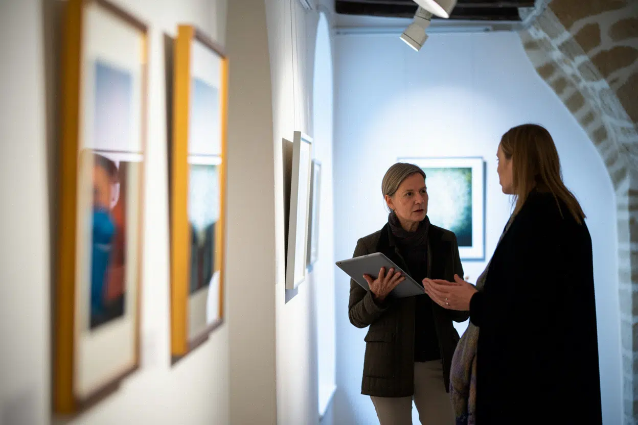 Exposition locale et visiteur dans un espace culturel à Saint-Antonin-Noble-Val