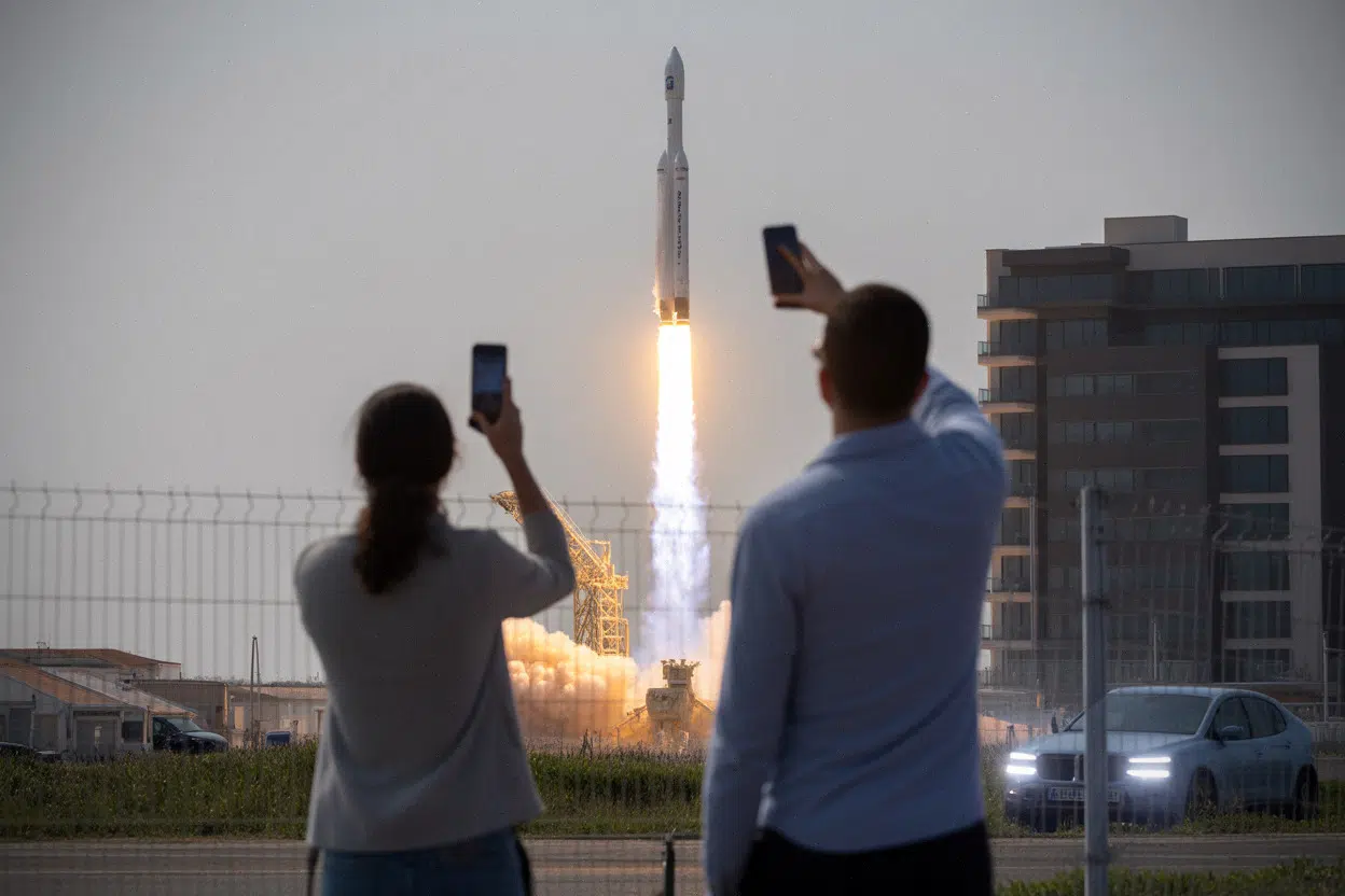 Lancement de fusée et spectateurs, contexte du débris lunaire SpaceX