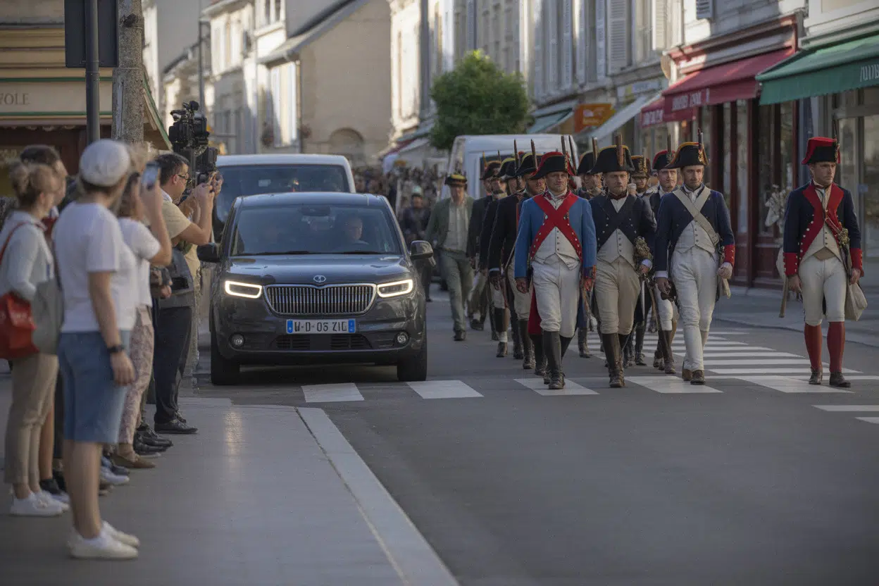 Défilé de soldats napoléoniens dans le centre de Prayssac