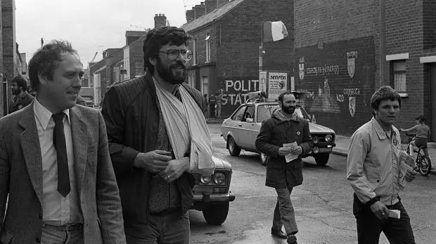 Danny Morrison avec Gerry Adams sollicitant pour les élections CEE en 1984. Photographie: Pacemaker