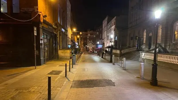 Une rue déserte de South William Street à Dublin à 19h15 samedi. Photographie: Colm Keena