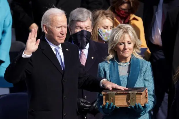 Joe Biden est assermenté en tant que 46e président américain aux côtés de son épouse, DR Jill Biden. Photographie: Alex Wong / Getty