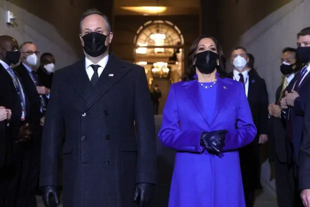 Le vice-président américain Kamala Harris et son mari Doug Emhoff arrivent lors de l'investiture de Joe Biden peu de temps avant que Mme Harris n'assume la fonction de vice-présidente. Photographie: Win McNamee / EPA / POOL