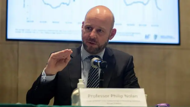 Le professeur Philip Nolan de Nphet dit que l'incidence reste très élevée dans les établissements de soins de longue durée et parmi les personnes vulnérables. Photographie: Colin Keegan, Collins Dublin