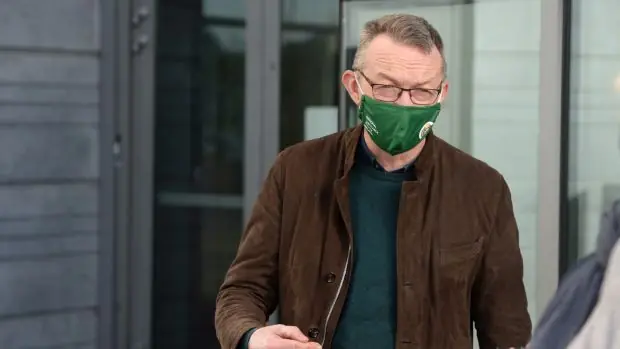 Le Dr Colm Henry, chef du bureau clinique de HSE, a averti samedi que des restrictions concernant Covid-19 seraient nécessaires pendant un an pour contrôler le virus pendant que la population serait vaccinée. Photographie: Dara Mac Dónaill