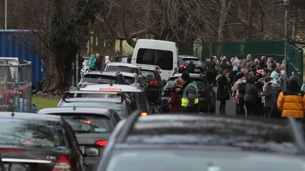 Des voitures et des gens faisaient la queue au centre de vaccination de Phoenix Park, à Dublin, où une campagne de vaccination de masse pour les généralistes et les infirmières en exercice a eu lieu samedi. Photographie: PA