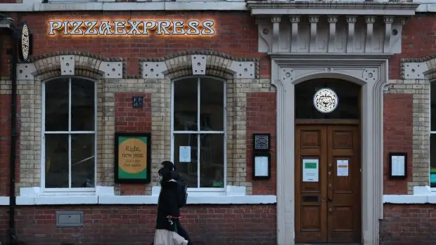 Les gens passent devant Pizza Express à Belfast cette semaine pendant le verrouillage de l'Irlande du Nord pour freiner Covid-19. Photographie de dossier: Liam McBurney / PA Wire