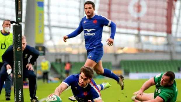 Le Français Damian Penaud marque un essai lors de la victoire des Six Nations contre l'Irlande à l'Aviva Stadium. Photo: James Crombie / Inpho