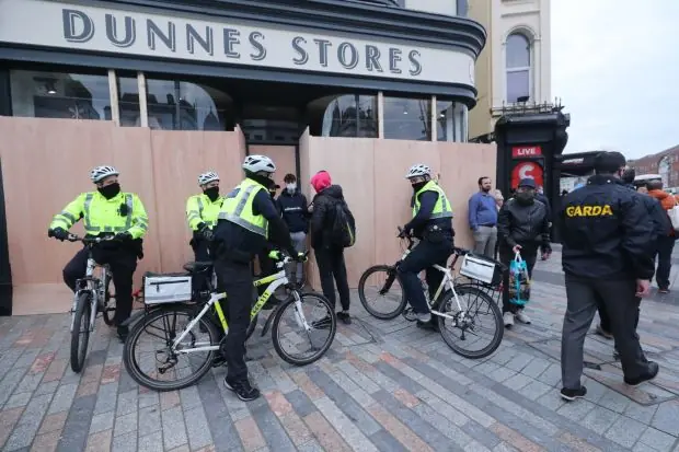 Il y avait une grande présence garda dans la ville avant et pendant la manifestation. Photographie: Niall Carson / PA Wire