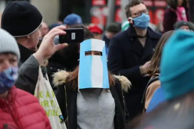 Une femme participe à la manifestation. Photographie: Niall Carson / PA Wire