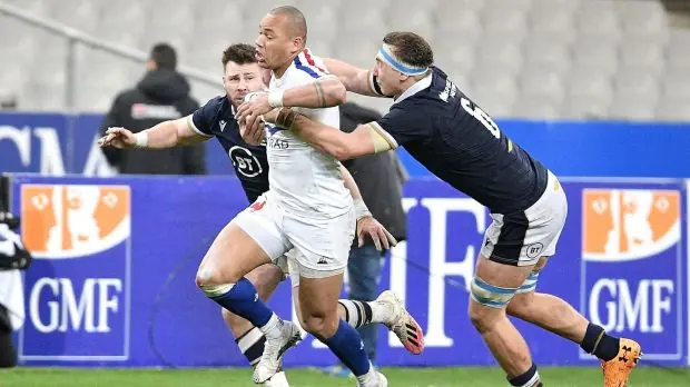 Le Français Gael Fickou est abordé par l'Ecossais Jamie Ritchie. Photographie: PA