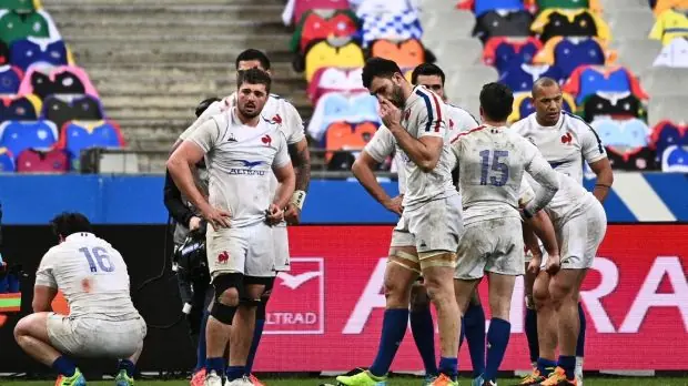 Les joueurs de la France ont l'air abattus après la dernière tentative victorieuse de l'Écosse à Paris. Photographie: Anne-Christine Poujoulat / Getty / AFP
