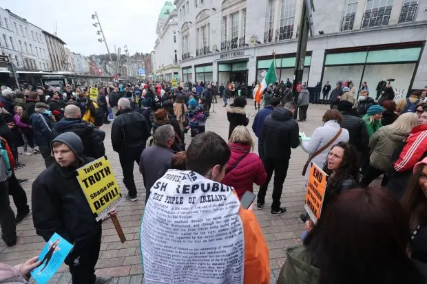 Les gens prennent part à une manifestation à Cork samedi. Photographie: Niall Carson / PA Wire