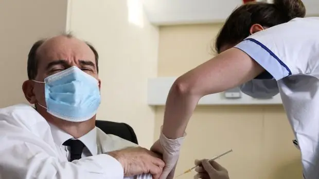 Le Premier ministre français Jean Castex est vacciné avec le vaccin AstraZeneca à l'hôpital d'Instruction des Armées Begin à Saint-Mandé, Paris, vendredi. Photographie: Thomas Coex / Getty Images