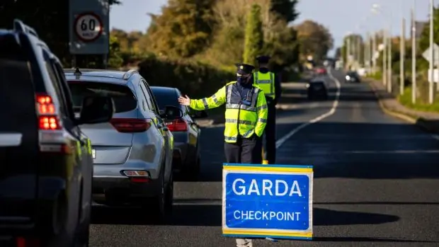Les points de contrôle de Garda dans le cadre de l'opération Fanacht, qui vise à encourager le public à adhérer aux directives de voyage de Covid-19. Photographie: Liam McBurney / PA Wire