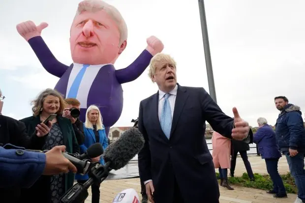 Le Premier ministre britannique Boris Johnson et la députée nouvellement élue Jill Mortimer (à gauche) à Jacksons Wharf à Hartlepool, en Angleterre, après la victoire de Mme Mortimer à l'élection parlementaire partielle de Hartlepool. Photographie: Owen Humphreys / PA Wire