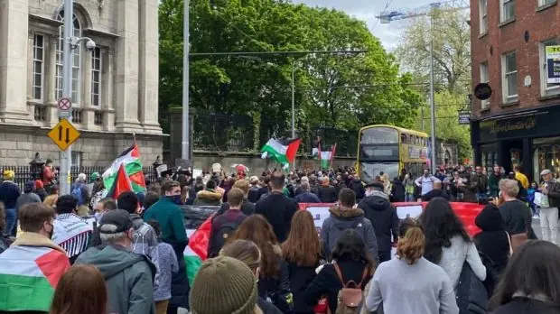 Samedi, les manifestants défilent à College Green dans le centre-ville de Dublin. Photographie: Jack Power