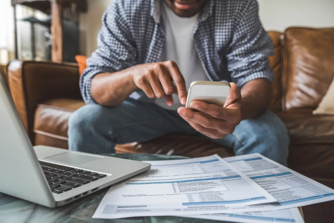 Contribuable français consultant un remboursement d'impôt sur smartphone
