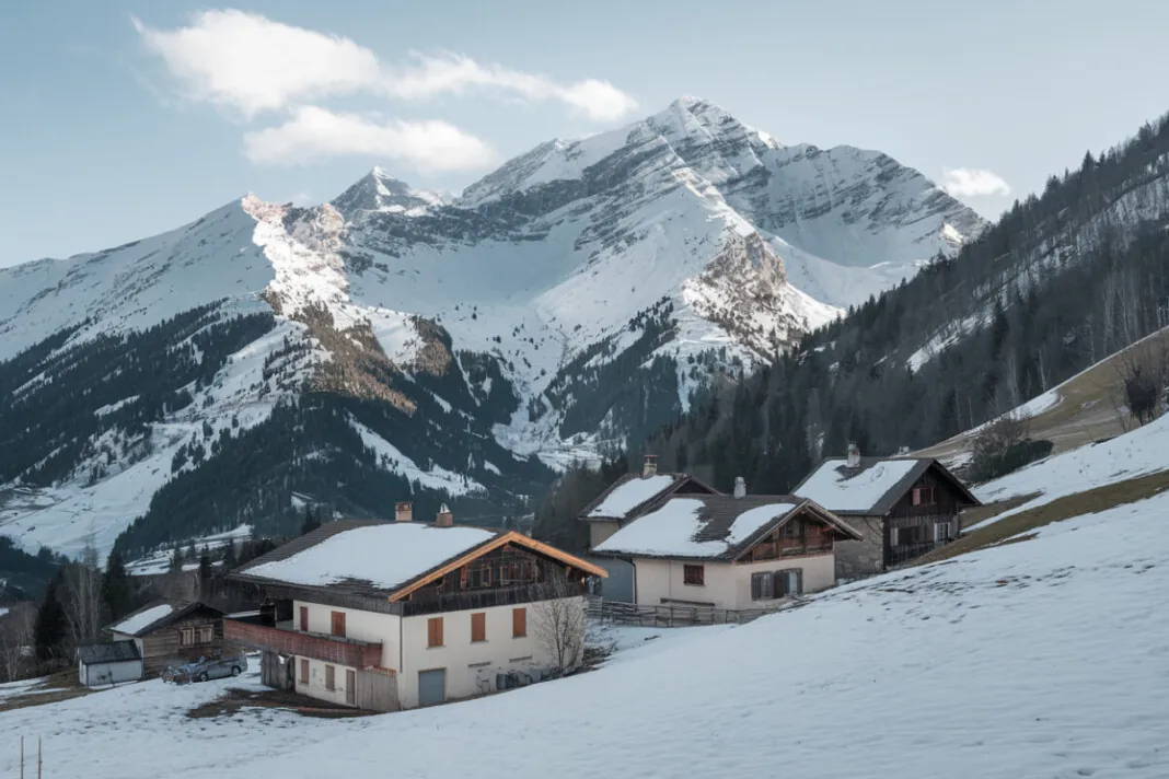 Les Alpes en Haute-Savoie avec un village paisible en hiver.