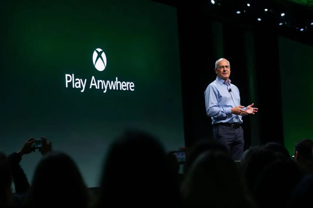 Satya Nadella sur scène devant un visuel Xbox Play Anywhere