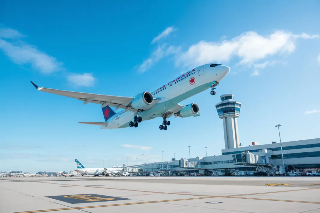 Un avion moderne d'Air Canada décolle d'un aéroport