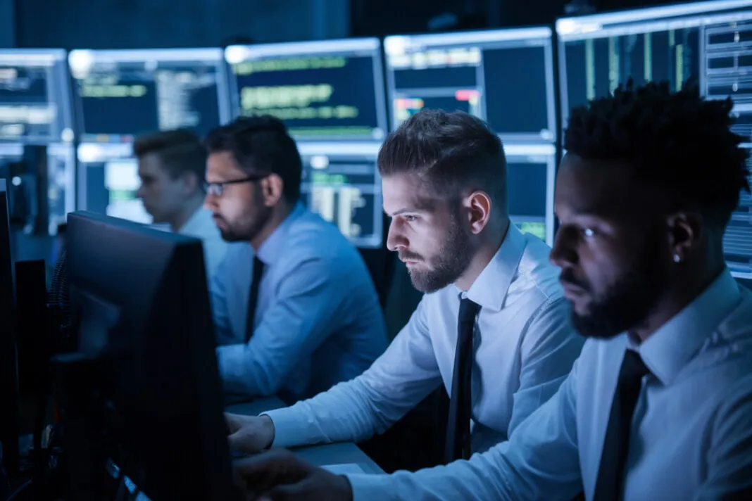 Des experts en cybersécurité analysent des données numériques dans une salle de contrôle