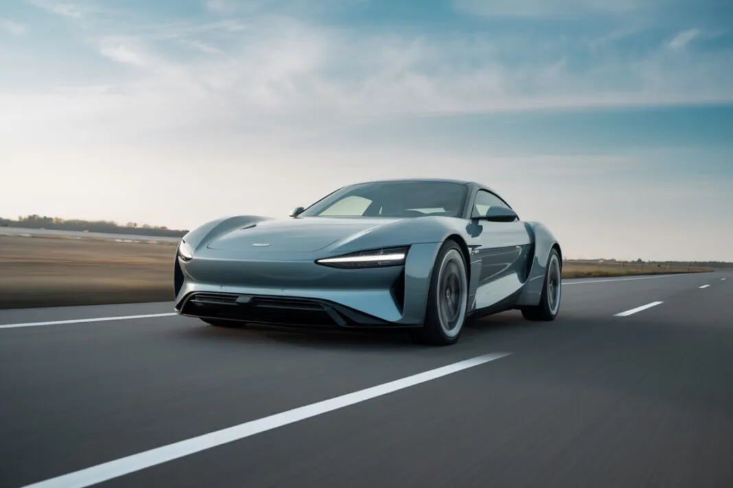 Le Denza Z9 GT roulant sur une autoroute