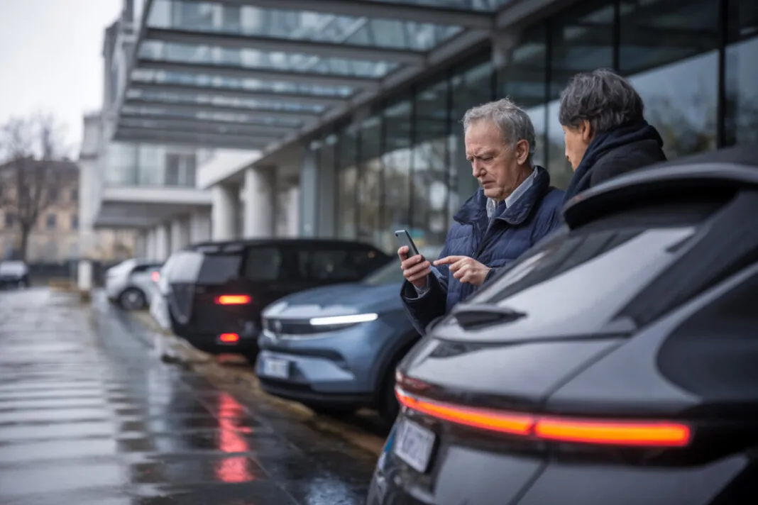 Deux usagers consultent leur smartphone après une fuite de données ANTS