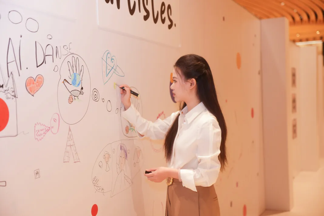 Adale Zhihan HUANG au Louvre quand l’art jeunesse transforme l’éducation artistique