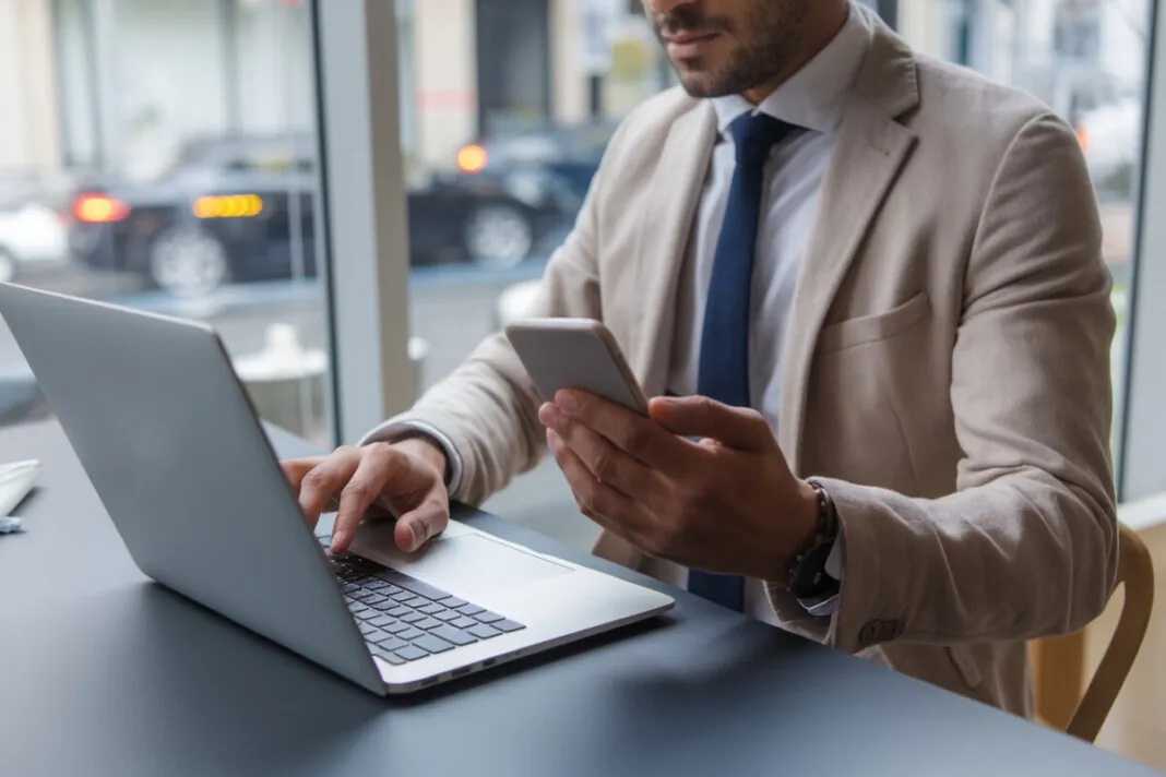 Un journaliste français prépare une newsletter payante sur ordinateur portable
