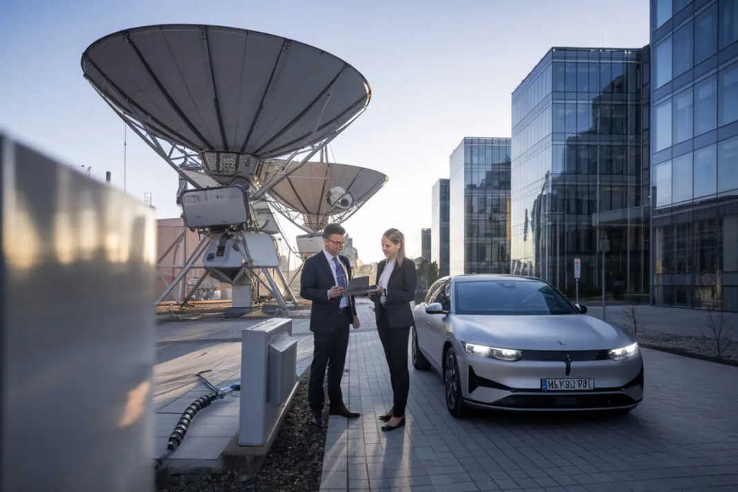 Deux experts devant une station sol de communications satellites en Europe