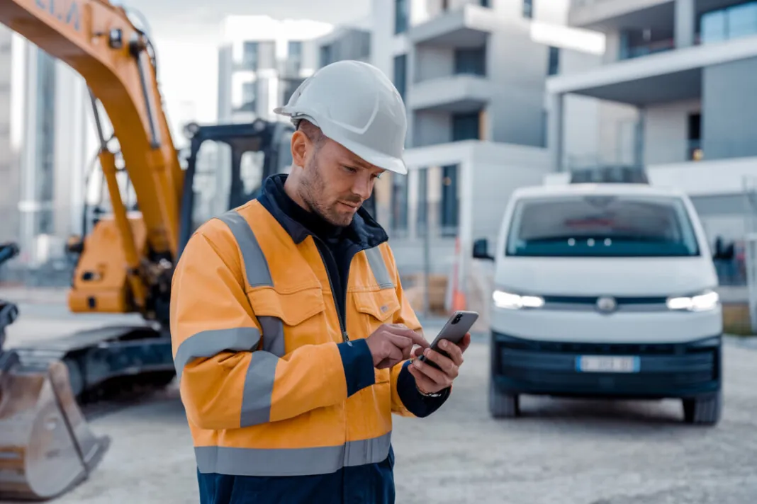 Un artisan du BTP vérifie ses factures GNR sur smartphone