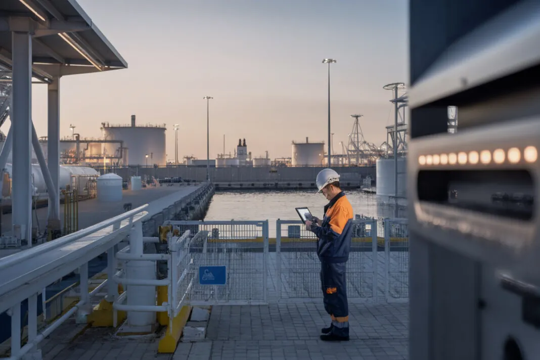 Vue du port de Fujaïrah et d’installations énergétiques sur la côte est